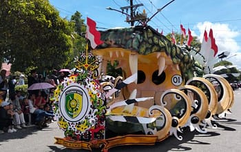 Ribuan Warga Padati Karnaval Budaya Festival Isen Mulang